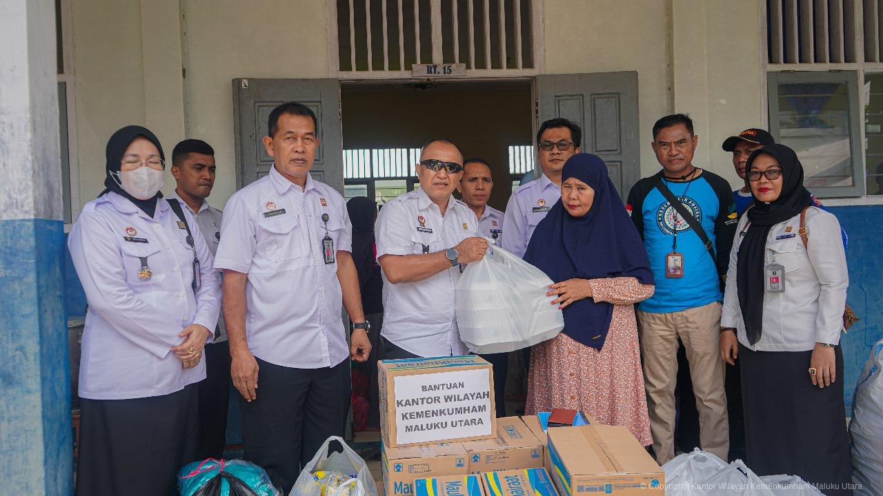 Kanwil Kemenkumham Malut Salurkan Bantuan Kemanusiaan Bagi Korban Banjir Bandang di Kelurahan Rua